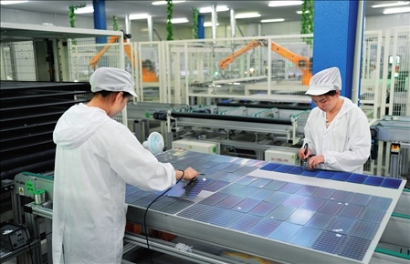 在浙江省臺(tái)州市黃巖區(qū)省級(jí)專精特新“小巨人”企業(yè)浙江公元新能源科技股份有限公司，工作人員生產(chǎn)太陽能電池組（2023年8月9日攝）。翁忻旸攝/本刊