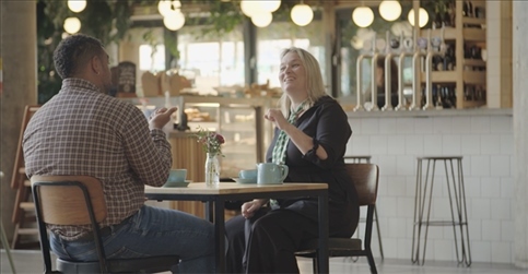 凱茜·瑪格與手語教學者交流。帕特里克·謝德-西蒙茲攝