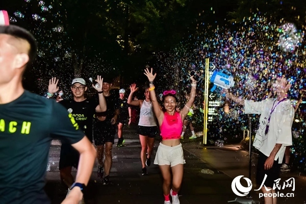 運動愛好者參加上海外灘楓徑NIKE熒光跑。圖片由BFC外灘金融中心提供