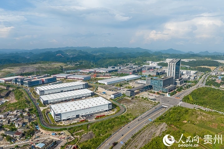 航拍貴陽(yáng)綜保區(qū)。人民網(wǎng)記者 涂敏攝