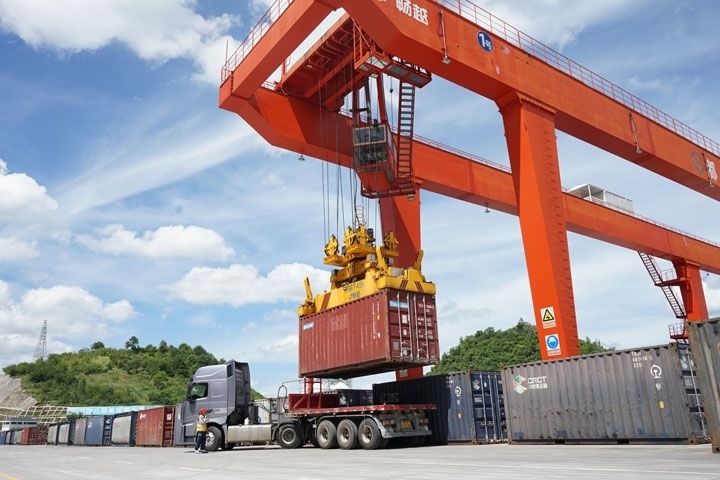 在貴陽(yáng)國(guó)際陸港，正在作業(yè)的龍門(mén)吊。貴陽(yáng)綜保區(qū)供圖