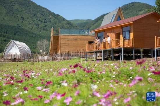 8月12日，游客在寧夏固原市涇源縣大灣鄉(xiāng)楊嶺村的民宿聊天。新華社記者 李旭倫 攝