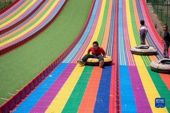 8月12日，小朋友在寧夏固原市涇源縣大灣鄉(xiāng)楊嶺村玩耍。新華社記者 李旭倫 攝