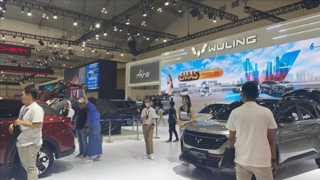 印尼消費者參觀上汽五菱的展臺。趙世祺 攝