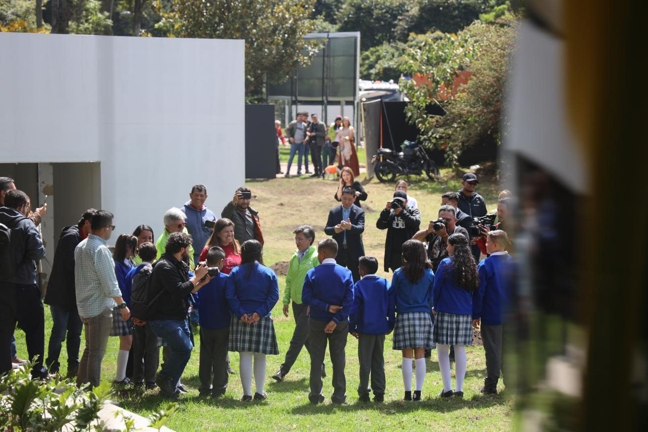 波哥大市長(zhǎng)克勞迪婭·洛佩茲與參加活動(dòng)的學(xué)生代表交流。中國(guó)港灣波哥大地鐵一號(hào)線(xiàn)項(xiàng)目供圖