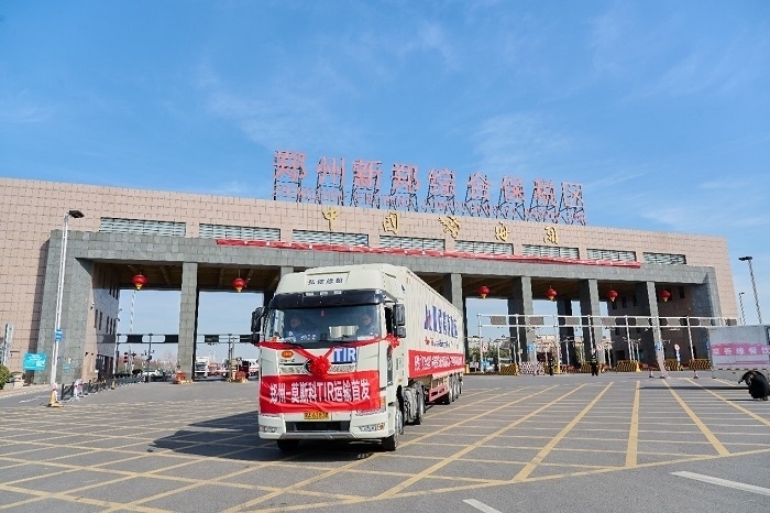 2023年2月20日，鄭州—莫斯科TIR運(yùn)輸首發(fā)車輛駛出鄭州新鄭綜合保稅區(qū)。新鄭海關(guān)供圖