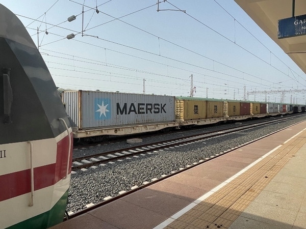 亞吉鐵路吉布提那噶德車站的貨運(yùn)車廂。人民網(wǎng)記者 趙艷紅攝