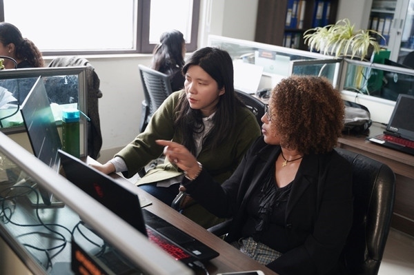 梅德哈妮（右）與中國(guó)同事討論設(shè)計(jì)方案。受訪對(duì)象供圖