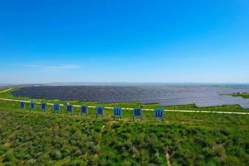 勝利能源露天礦排土場15.3萬千瓦光伏電站并網(wǎng)發(fā)電。受訪者供圖