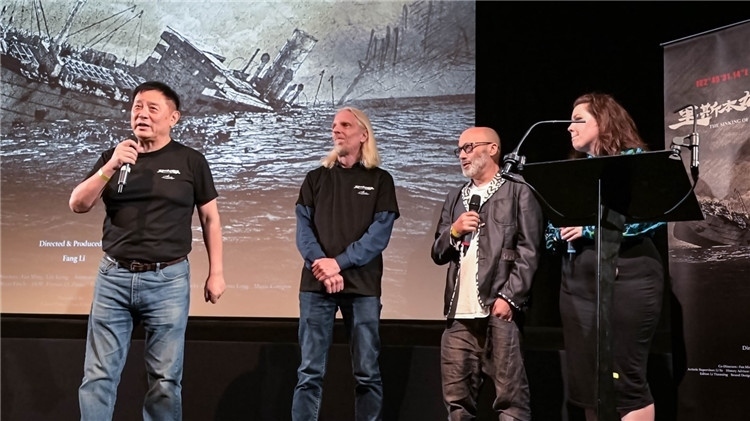 導(dǎo)演方勵(lì)以及團(tuán)隊(duì)成員分享體會(huì)。郭錦標(biāo)攝