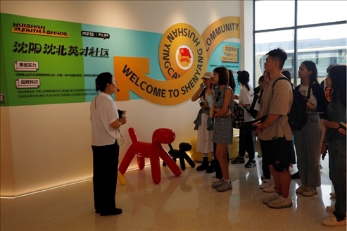 記者團在輝山英才社區(qū)采訪。北京外國語大學(xué) 許青攝