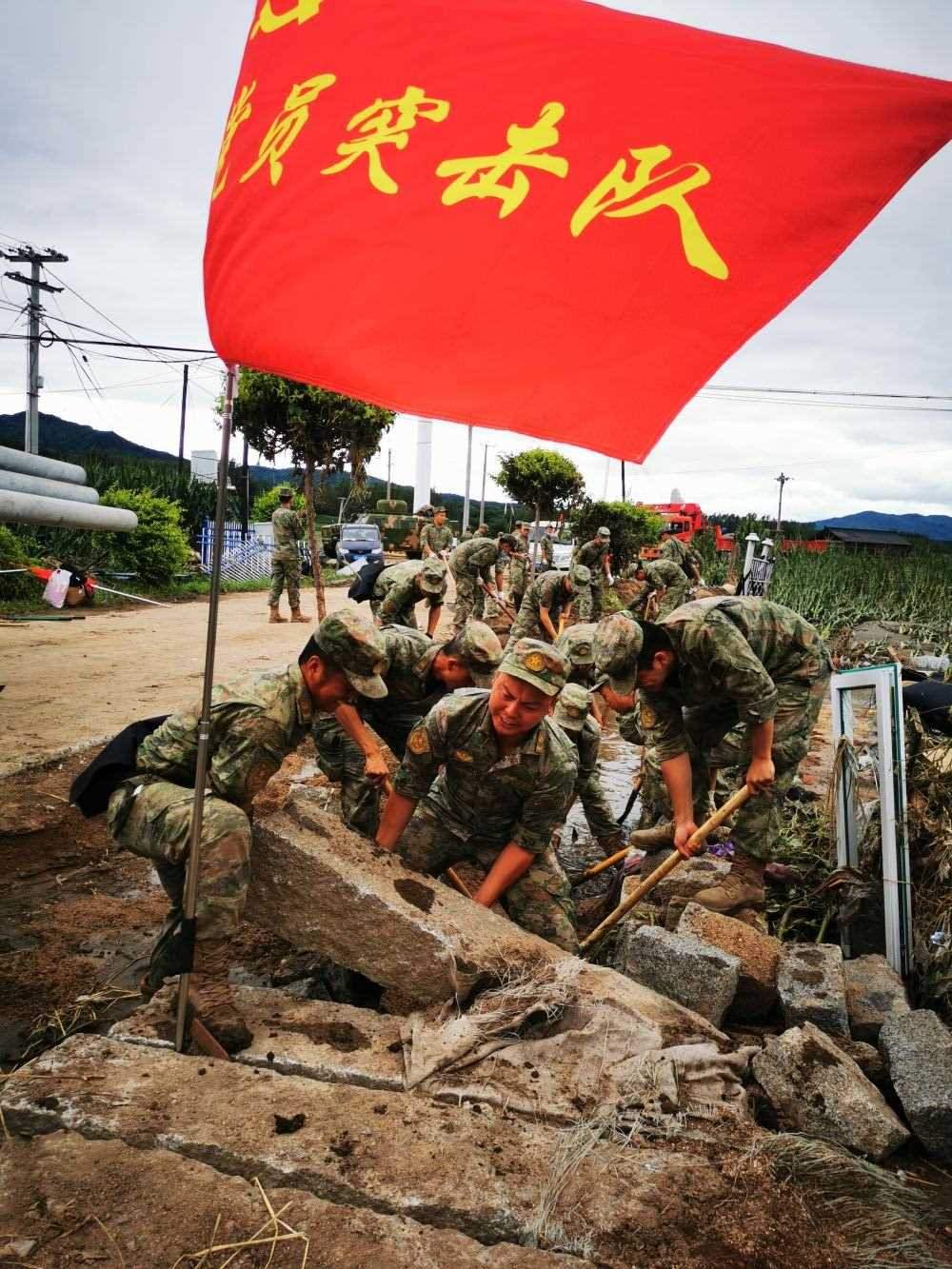 8月7日，陸軍第78集團軍某旅組織黨員突擊隊在吉林舒蘭市七里鄉(xiāng)清理路障。新華社發(fā)（劉洋 攝）