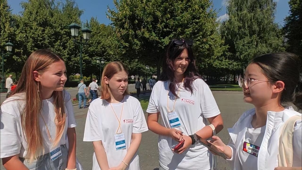 調(diào)研團在街頭采訪。北京外國語大學供圖