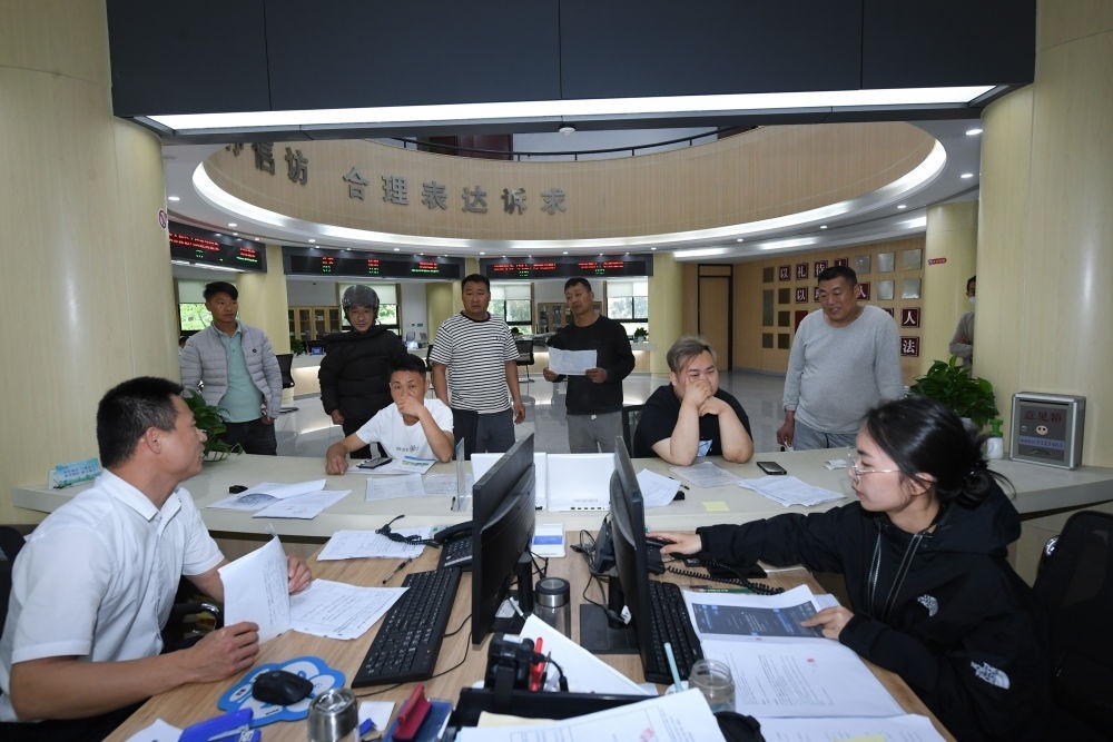 浙江省安吉縣社會治理中心工作人員在處理群眾信訪訴求（5月8日攝）。新華社記者 翁忻旸 攝