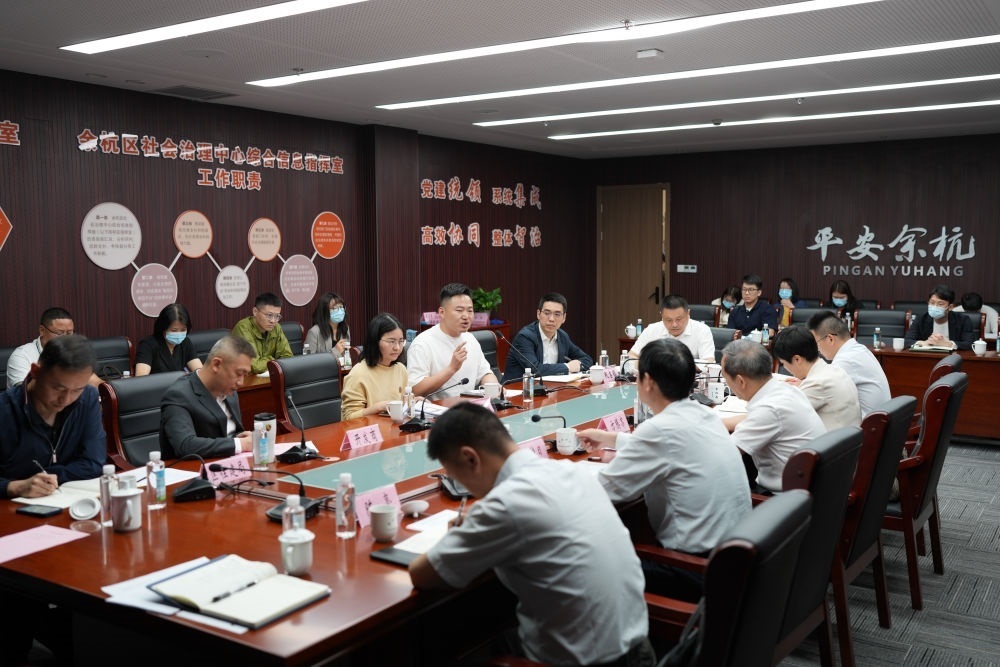 浙江省信訪局領(lǐng)導和相關(guān)領(lǐng)導組成的下訪團在杭州市余杭區(qū)社會治理中心接受群眾上訪（5月25日攝）。新華社記者 翁忻旸 攝