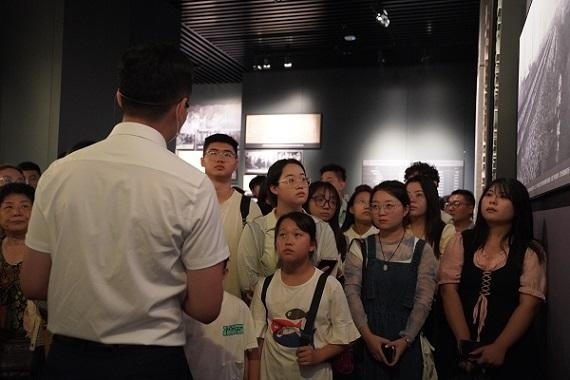 （講解員為記者團(tuán)同學(xué)們講述歷史。北京舞蹈學(xué)院 全峻汐攝