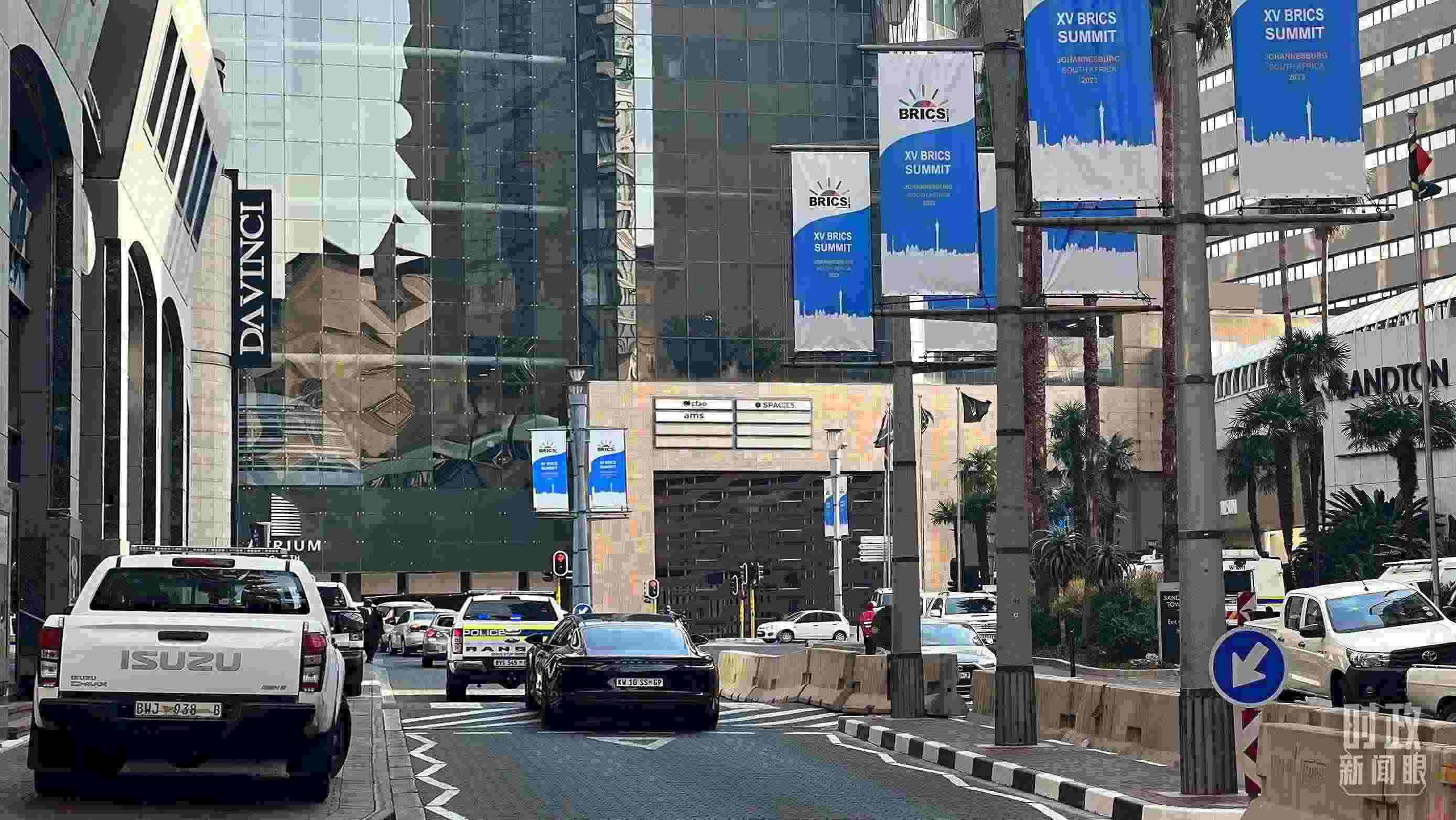 △約翰內(nèi)斯堡，街頭懸掛金磚峰會條幅。（總臺央視記者韓銳拍攝）