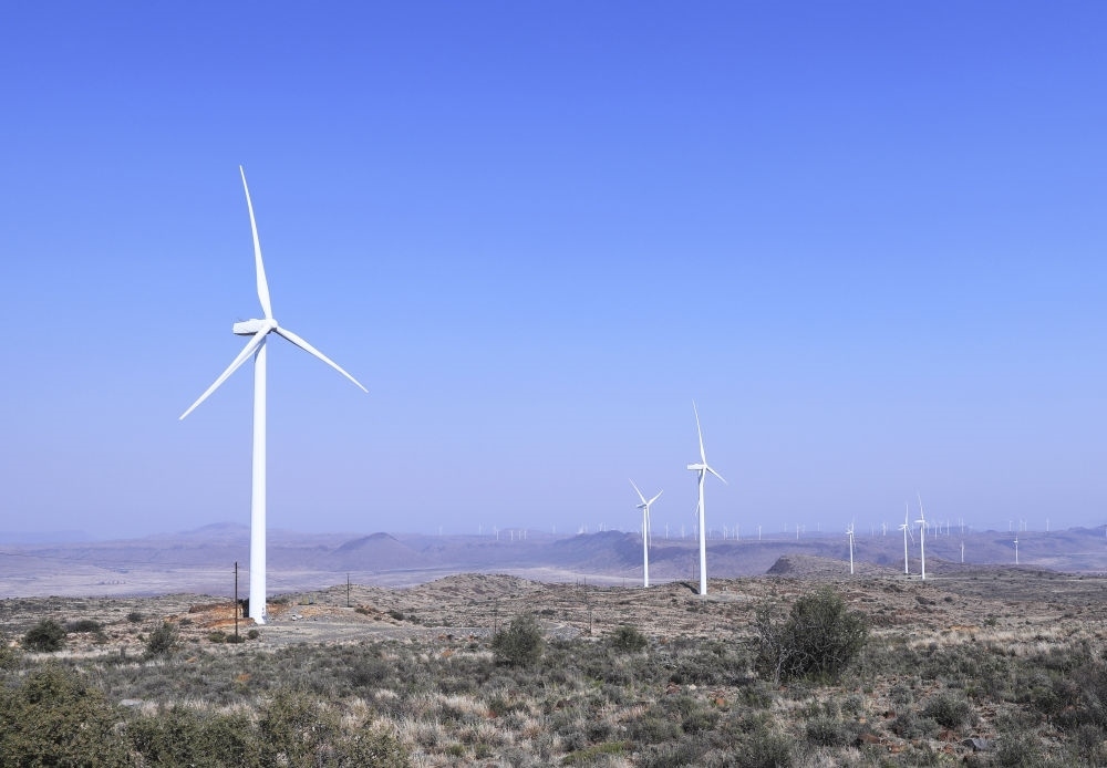 這是在南非北開普省德阿鎮(zhèn)拍攝的德阿風電項目風機（2023年8月10日攝）。由中國龍源電力集團南非公司運營的德阿風電項目每年發(fā)電量超過7.5億千瓦時，相當于節(jié)約20多萬噸標準煤，減排二氧化碳約70萬噸。