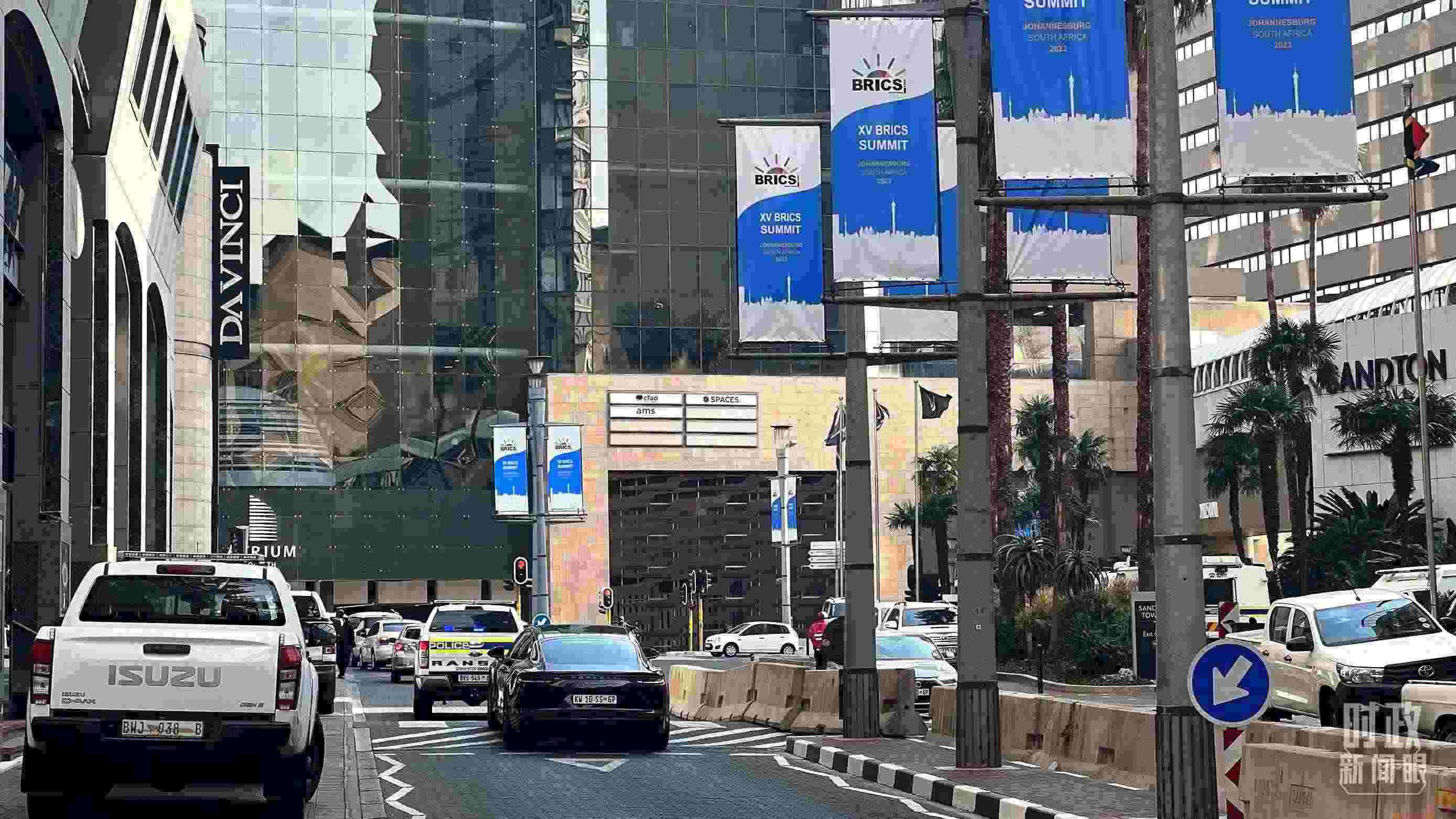 △約翰內(nèi)斯堡街頭的金磚元素。（總臺央視記者程鋮拍攝）