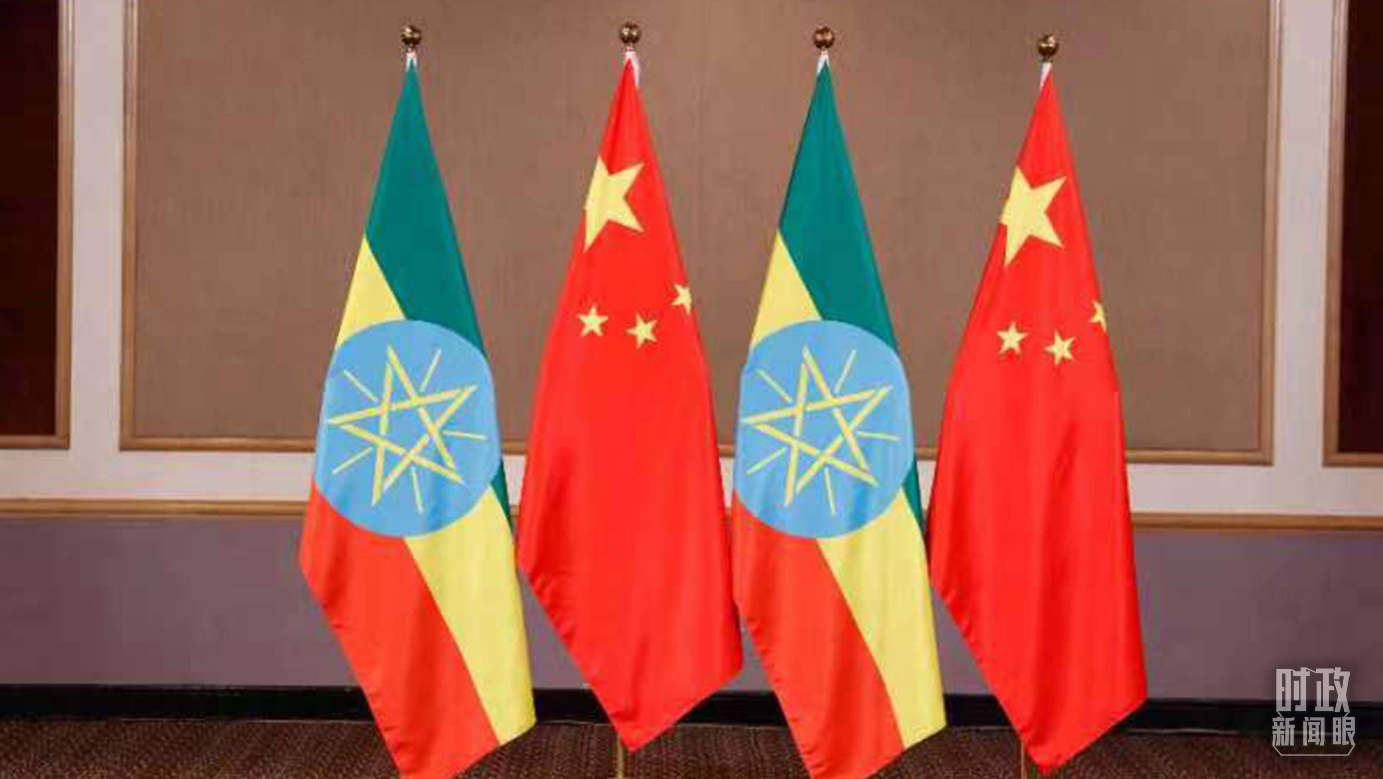 △會見現(xiàn)場的中國、埃塞兩國國旗。（總臺央視記者耿小龍拍攝）