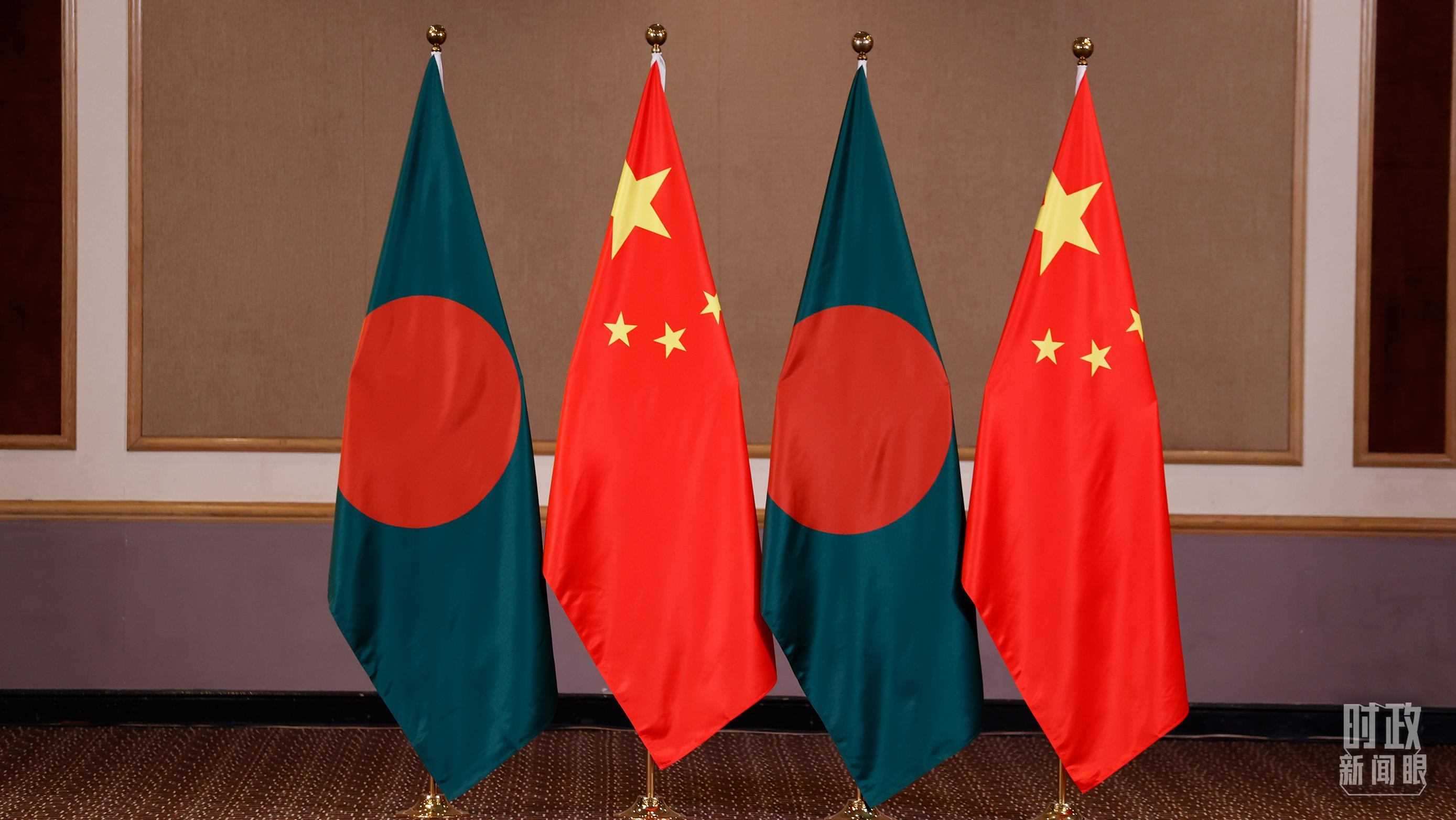 △會見現(xiàn)場的中孟兩國國旗。（總臺央視記者耿小龍拍攝）