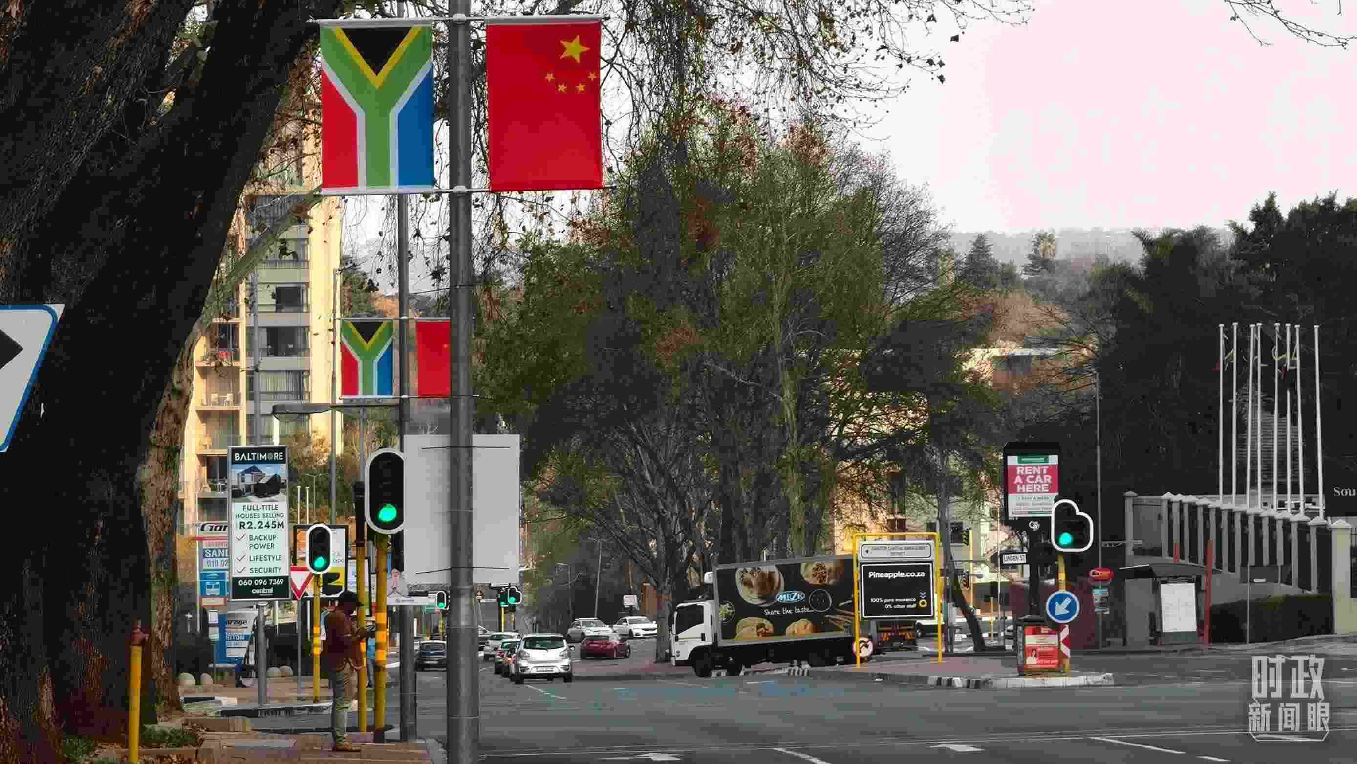 △約翰內(nèi)斯堡街道兩側(cè)懸掛的中國國旗。（總臺央視記者韓銳拍攝）