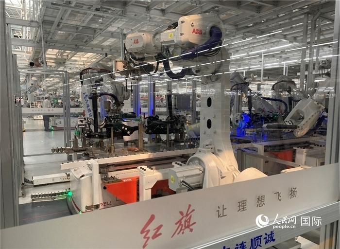 一汽—紅旗繁榮工廠內(nèi)的智能機器人。人民網(wǎng) 宋歌攝