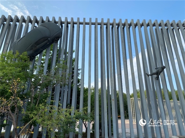 長春國際汽車公園中的立體雕塑。人民網(wǎng) 宋歌攝