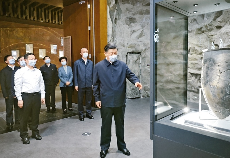 2023年6月2日，中共中央總書記、國家主席、中央軍委主席習(xí)近平在北京出席文化傳承發(fā)展座談會并發(fā)表重要講話。這是座談會前，習(xí)近平2日下午在中國歷史研究院考察。 新華社記者 鞠鵬/攝