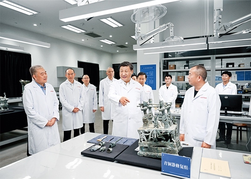 2023年7月25日至27日，中共中央總書記、國家主席、中央軍委主席習(xí)近平在四川考察。這是26日下午，習(xí)近平在位于德陽市廣漢市的三星堆博物館文物保護(hù)與修復(fù)館，同現(xiàn)場工作人員親切交流。 新華社記者 謝環(huán)馳/攝