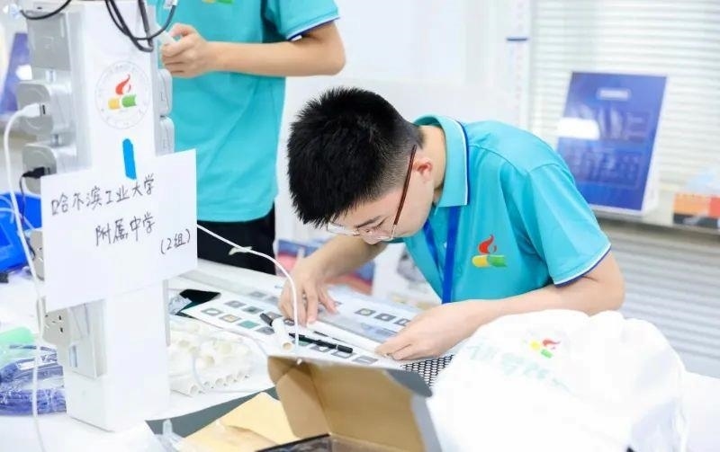 △今年7月，“逐夢(mèng)蒼穹”科技主題教育活動(dòng)在北京市八一學(xué)校舉辦。來自全國各地的百余名師生，在動(dòng)手實(shí)踐中學(xué)習(xí)航天知識(shí)、提高創(chuàng)新能力。