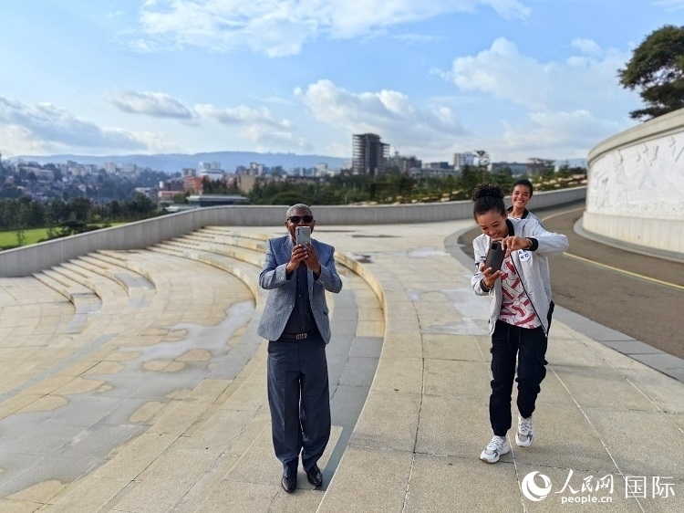 亞的斯亞貝巴友誼廣場的游客與人民網(wǎng)記者互動。人民網(wǎng)記者 陳星星攝