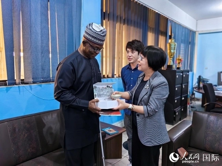 人民網(wǎng)監(jiān)事會主席唐維紅（右一）帶隊訪問尼日利亞通訊社，與該社總裁布克·龐勒（左一）交流。人民網(wǎng)記者 陳星星攝