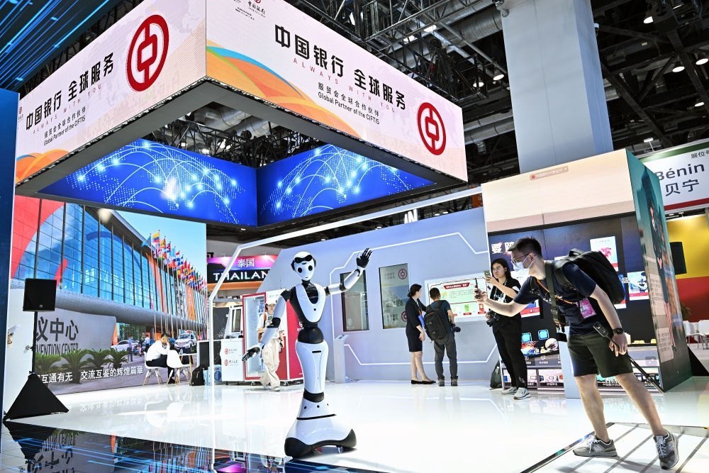 9月1日，媒體記者在國(guó)家會(huì)議中心中國(guó)銀行展臺(tái)拍攝一款迎賓接待機(jī)器人。新華社記者 李鑫 攝