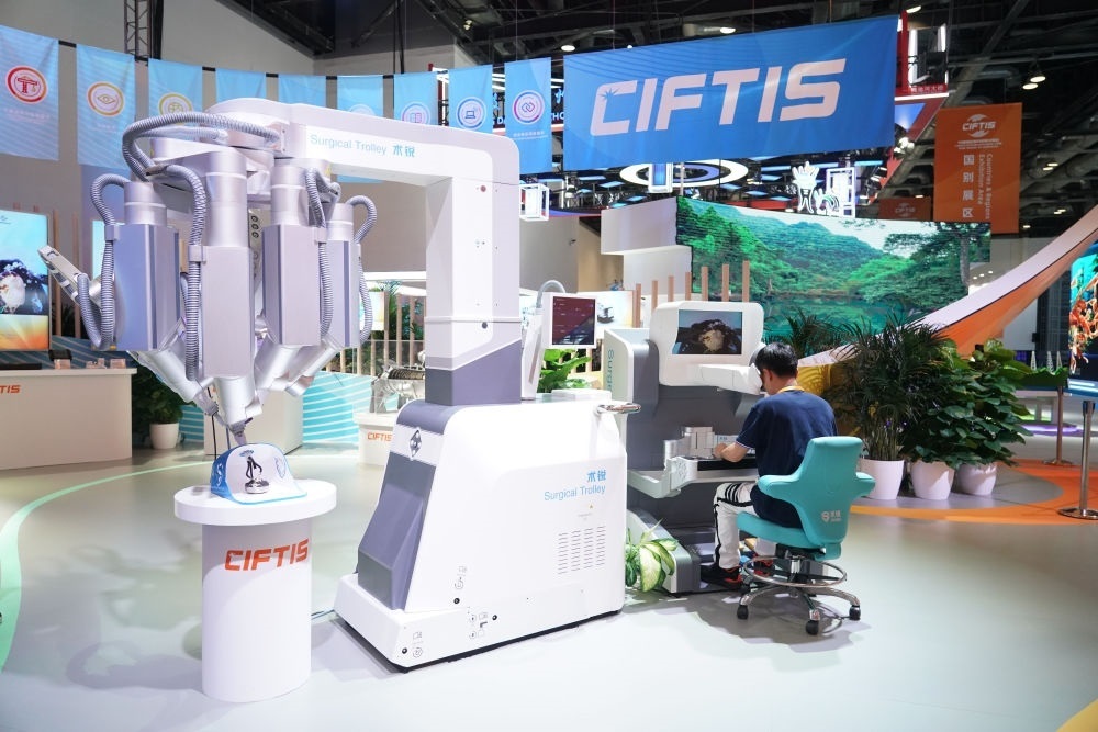 這是9月1日在國(guó)家會(huì)議中心拍攝的一款單孔腔鏡手術(shù)機(jī)器人。新華社記者 任超 攝