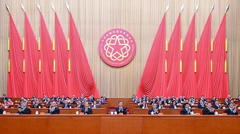 2023年8月31日，第十一次全國(guó)歸僑僑眷代表大會(huì)在北京人民大會(huì)堂開(kāi)幕。習(xí)近平等黨和國(guó)家領(lǐng)導(dǎo)人到會(huì)祝賀