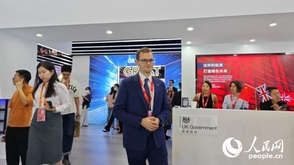 9月2日，英國館館長、英國商業(yè)貿(mào)易部市場推廣主管康鵬接受人民網(wǎng)記者采訪。人民網(wǎng)記者 趙雯博攝