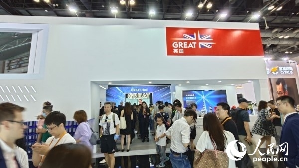 9月3日，英國館吸引參展觀眾駐足。人民網(wǎng)記者 趙雯博攝