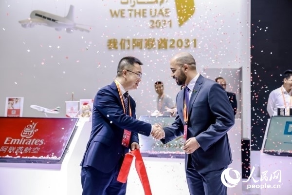 9月3日，阿聯(lián)酋駐華大使館臨時(shí)代辦、副館長哈利德·沙赫參贊與中國貿(mào)促會聯(lián)絡(luò)部二級巡視員楊曉軍揭幕阿聯(lián)酋國家館。圖片由阿聯(lián)酋駐華大使館提供