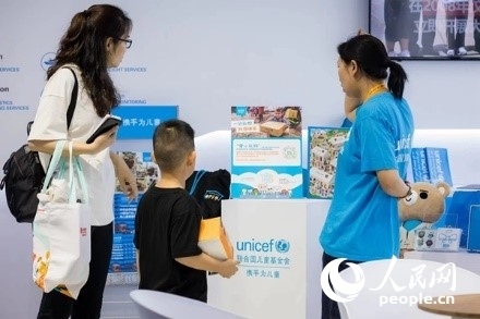 9月2日，觀眾駐足聯(lián)合國兒童基金會展館。圖片由聯(lián)合國兒童基金會提供