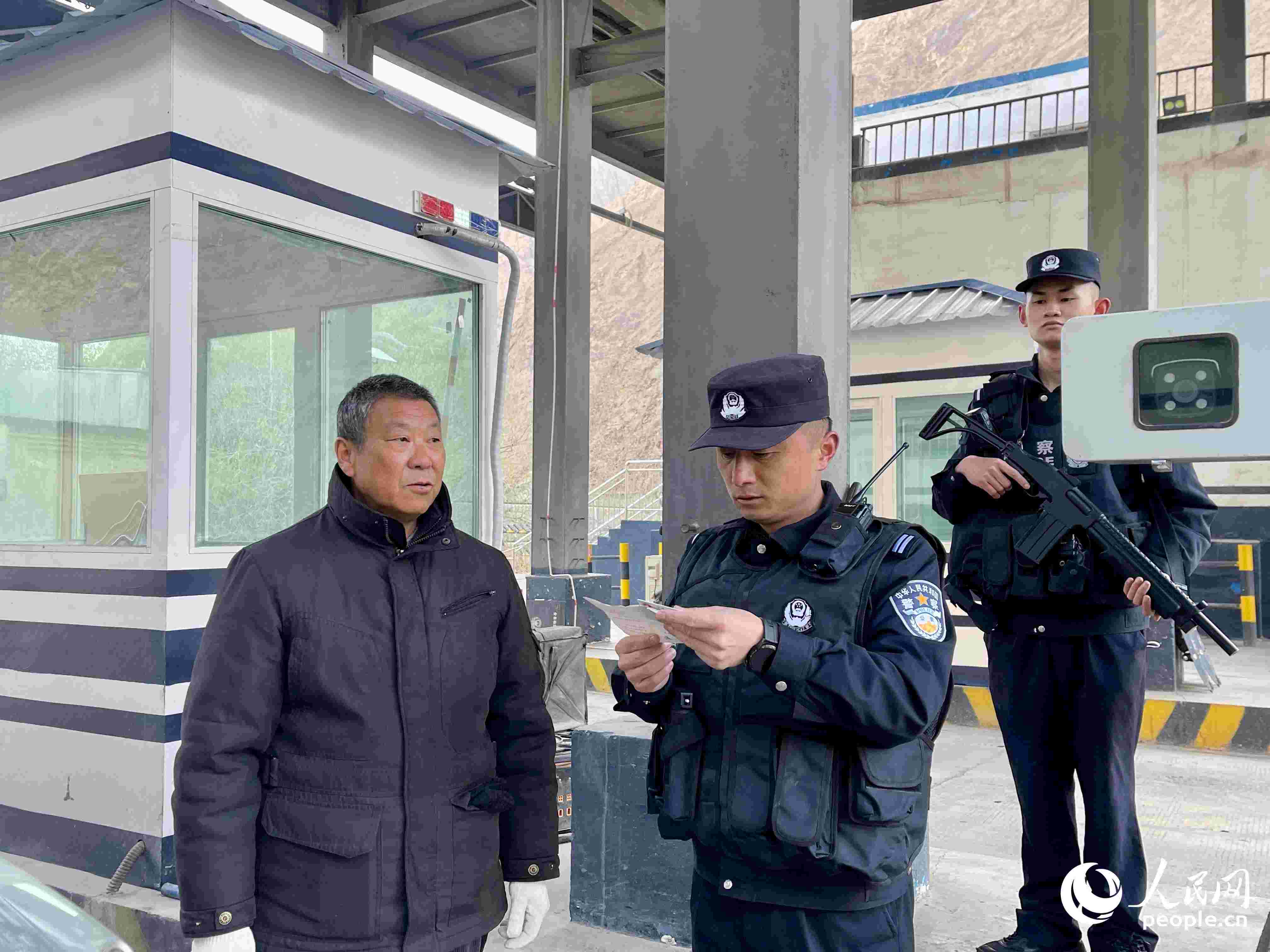 2023年5月10日，在庫地邊境檢查站，陳暢核對進出邊境管理區(qū)人員信息。人民網 周靜圓攝