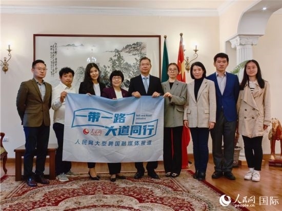 胡長春大使、駐非盟使團工作人員與人民網(wǎng)記者合影。