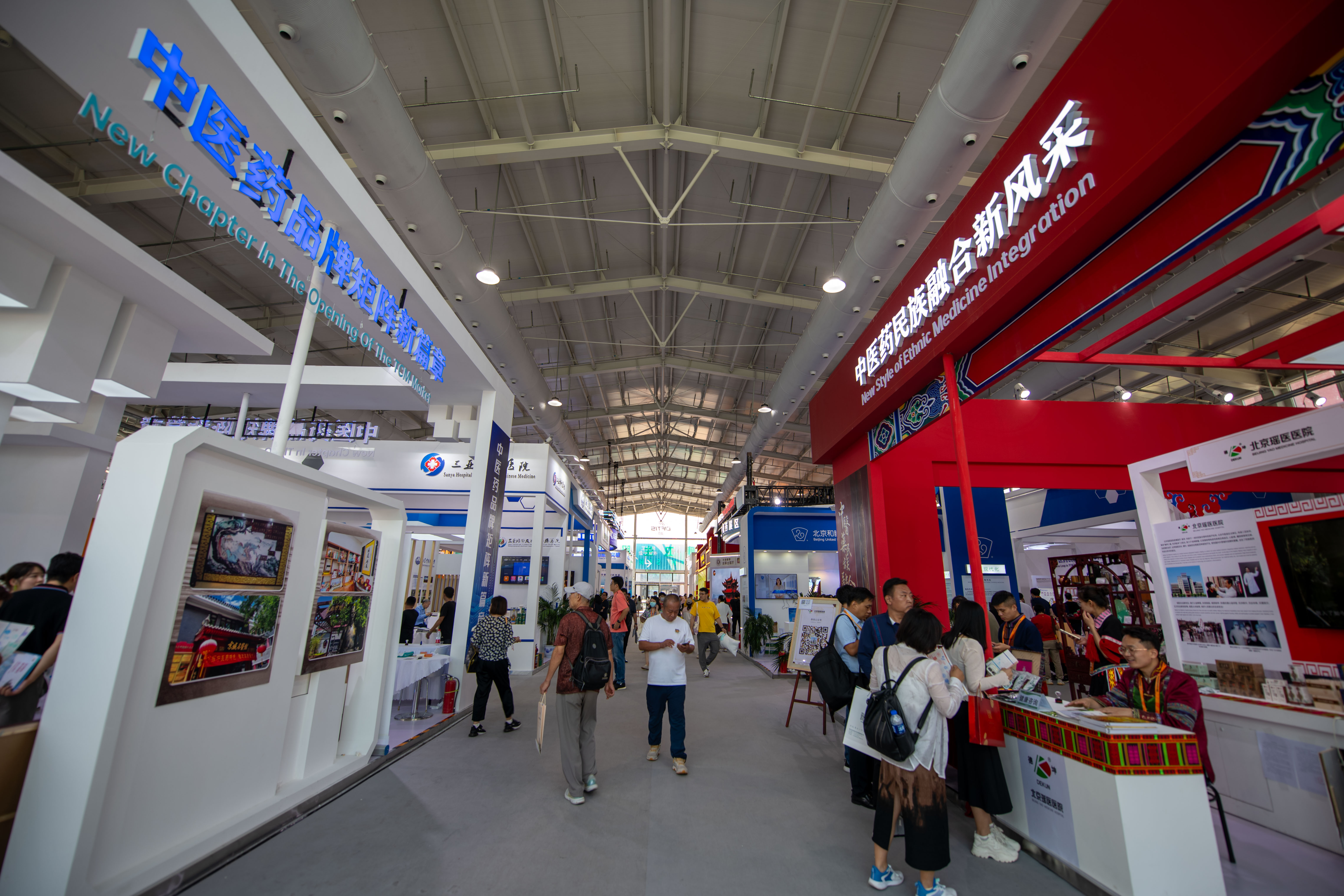 在位于首鋼園的健康衛(wèi)生服務(wù)展區(qū)，觀眾正在參觀。人民網(wǎng)記者 翁奇羽攝