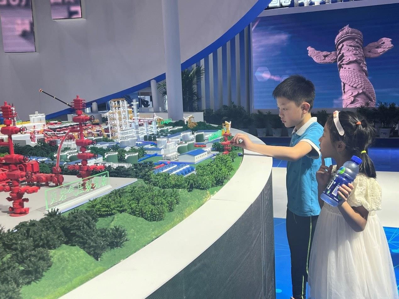 小朋友正在觀看展覽模型。人民網(wǎng) 歐陽易佳攝