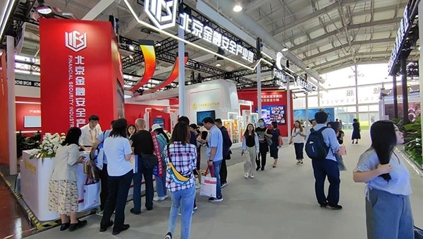 金融安全、投資者教育是金融服務(wù)展區(qū)知識科普的重要展示環(huán)節(jié)。人民網(wǎng)記者 李彤?dāng)z