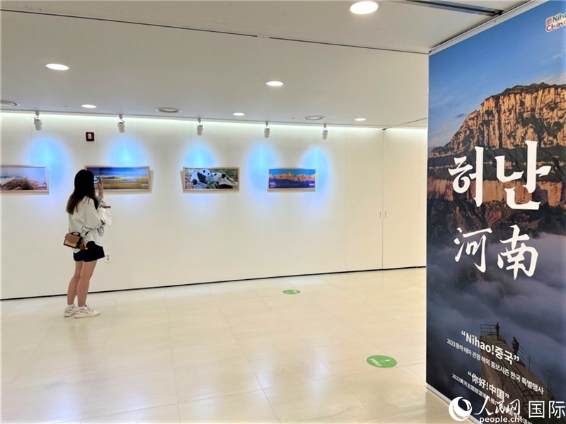 2.民眾參觀“看九曲黃河 聽(tīng)華夏故事”主題展。人民網(wǎng)記者 馬菲攝