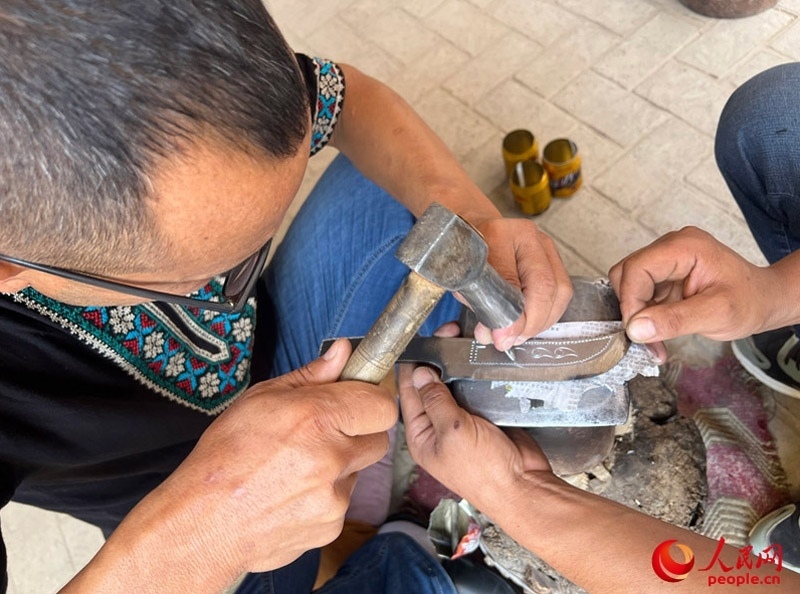 手工制作英吉沙小刀。人民網(wǎng)記者 常雪梅攝