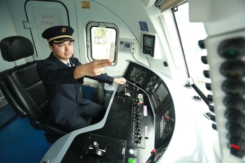 發(fā)車前，仲俊斕確認(rèn)儀表、指示燈狀態(tài)正常。成都機(jī)務(wù)段供圖