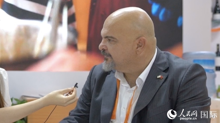 塞浦路斯首席經(jīng)濟(jì)商務(wù)參贊歐陽(yáng)路接受記者采訪。人民網(wǎng) 王禹蘅攝