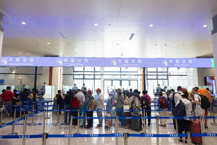 乘坐中老鐵路國際旅客列車的旅客在磨憨邊檢大廳排隊候檢。黃遠飛 攝